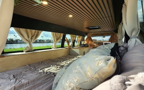 Adventure-Ready Luxury Campervan – Off-Grid, Fresh