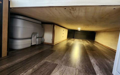 Adventure-Ready Luxury Campervan – Off-Grid, Fresh