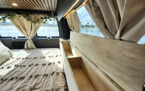 Adventure-Ready Luxury Campervan – Off-Grid, Fresh