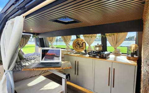 Adventure-Ready Luxury Campervan – Off-Grid, Fresh