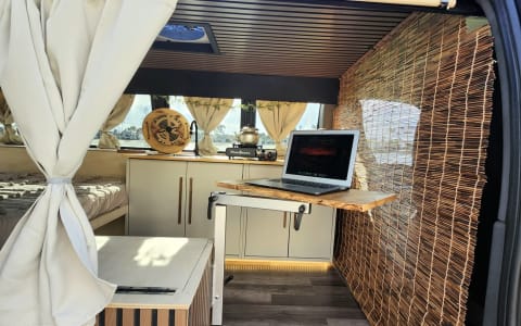 Adventure-Ready Luxury Campervan – Off-Grid, Fresh
